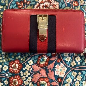 Gucci Sylvie Wallet in red